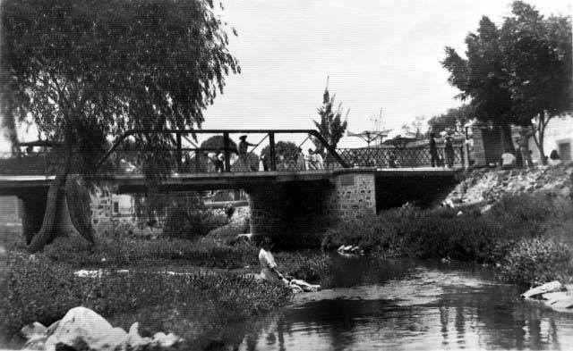 Foto antigua del río Querétaro sobre avenida universidad