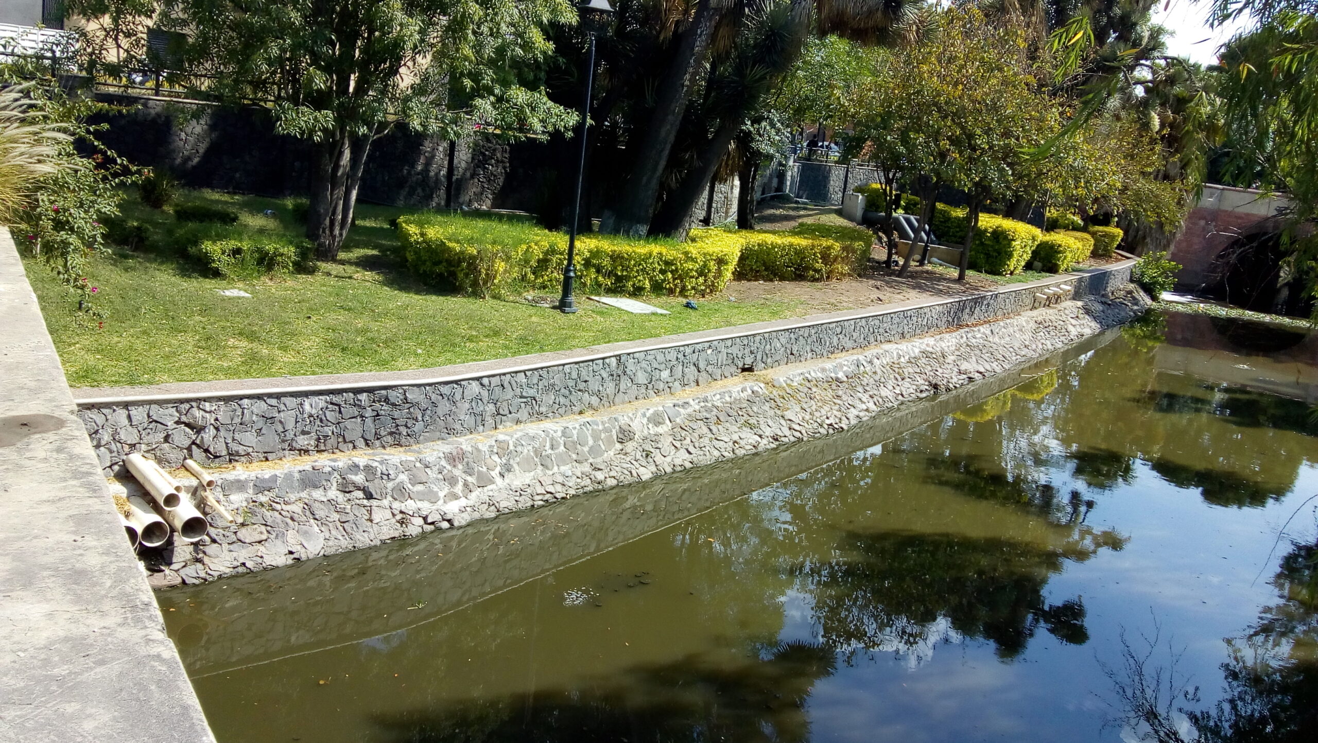 Foto del río Querétaro sobre avenida universidad desde un puente