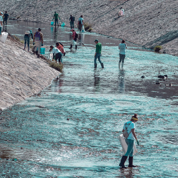 Foto de varias personas realizando labor de limpieza en en el río Querétaro